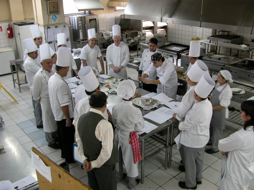 chef francisco trabajando con un grupo de cocina